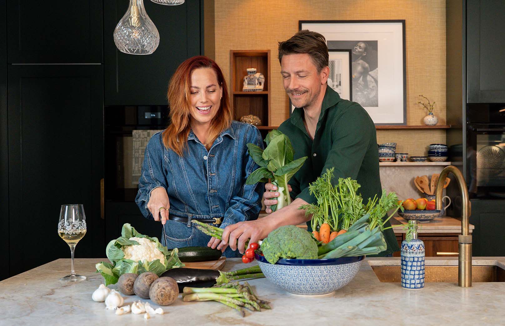 Marije en Jelle koken samen met Bunzlau Castle servies in de keuken