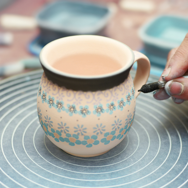 Bunzlau Castle Becher wird von Hand mit feinen Pinsel-Details bemalt